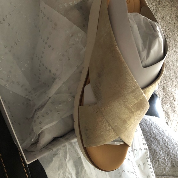 Gold sandal slides like walking on cotton. - Picture 2 of 6